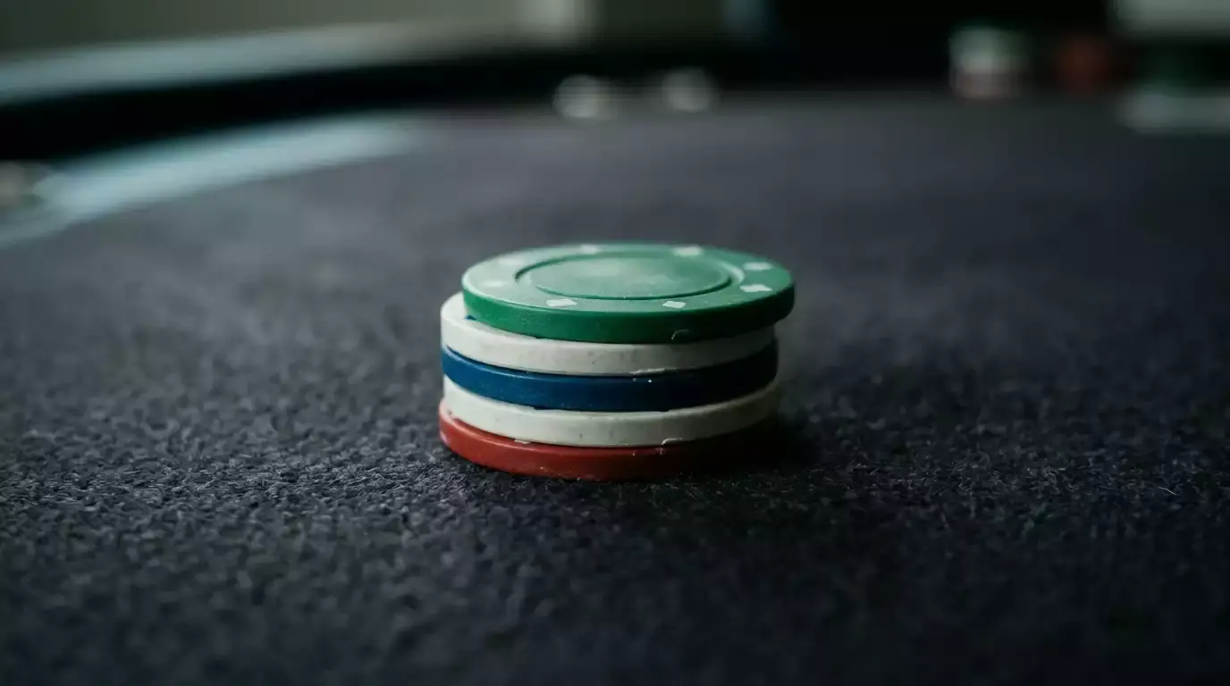 Muntstapels die het minimale stortingsbedrag bij een Sofort-betaling in een casino voorstellen